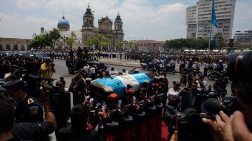 Homenaje del Ejército con 21 cañonazos para Álvaro Arzú