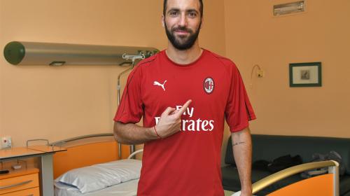 Higua&iacute;n posa con la camisola de su nuevo club