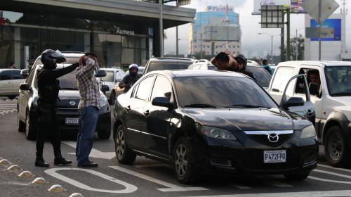 PNC bloquea el paso en el Obelisco para revisar a conductores