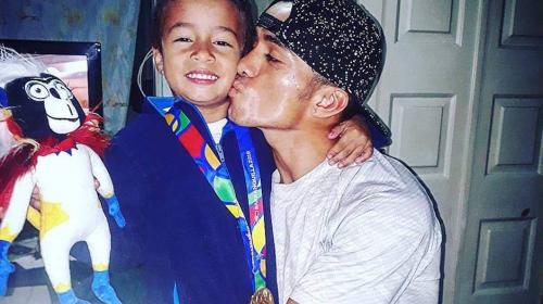 Beso de campeón: emotivo regreso de Juan Reyes a Petén