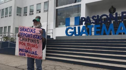 El solitario hombre que llegó a felicitar a medallistas guatemaltecos