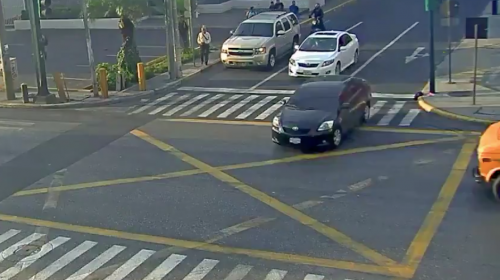 Así fue el accidente de un bus escolar que se pasó un alto en zona 10