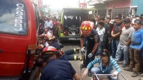 El dramático rescate de una mujer atrapada debajo de un carro