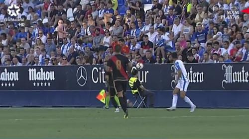 Tremendo pelotazo deja en el suelo a seguridad en el fútbol de España