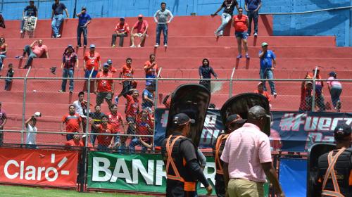 Afición de Municipal arremete contra Medford, quien evade la situación