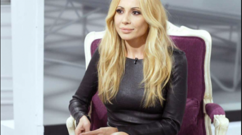 Marta Sánchez sufre un accidente de vestuario en el escenario