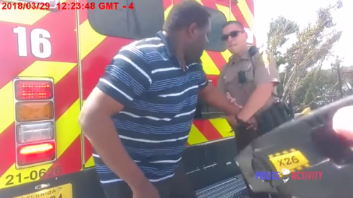 Hombre arrebata una pistola Taser a un policía y recibe seis disparos