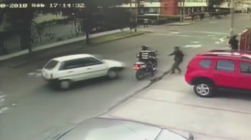 Video: automovilista frustra asalto al atropellar a un motoladr&oacute;n