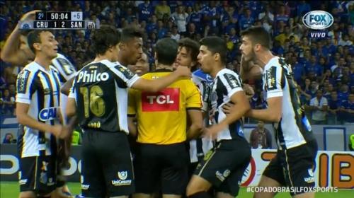 Pol&eacute;mica decisi&oacute;n arbitral: pita el final en plena jugada decisiva