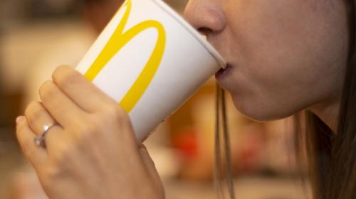 McDonald&acute;s busca reducir el uso de pajillas 