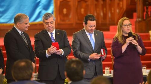 ¿Quién es el personaje junto a Jimmy en la moneda conmemorativa? 