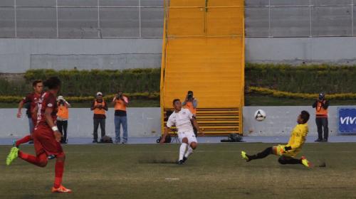 Desacuerdo arbitral provoca pol&eacute;mica en gol de Comunicaciones
