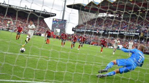 Neymar fábrica un penal con jugada de fantasía y anota en cámara lenta