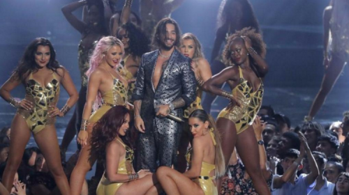 El "candente" beso de Maluma y una bailarina en los VMA's