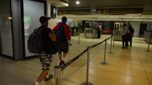 La historia de los viajeros que hacen del aeropuerto su "hogar"
