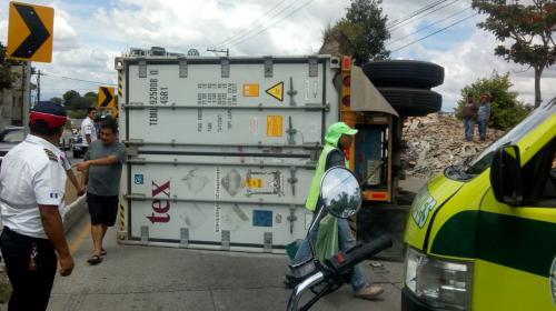 ¡Otro tráiler! Video: camión vuelca en ruta al Atlántico