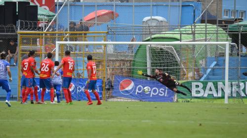 Municipal cae al medio tiempo y afición insiste en echar a Medford