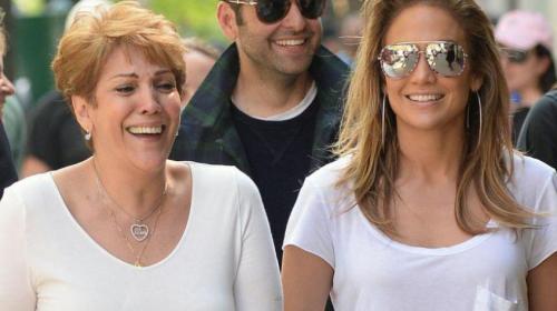 La mam&aacute; de JLo demuestra de d&oacute;nde vienen los dotes de la cantante
