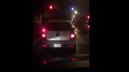 Video: la agresión de un taxi blanco contra conductor de Uber