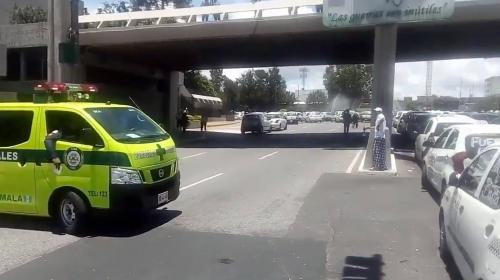 #Video Protesta de taxistas impide paso de ambulancia