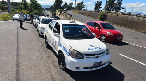 Inicia masiva protesta de taxistas contra el servicio de Uber