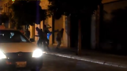 Confusa pelea frente a bares de la zona 1 queda grabada en video