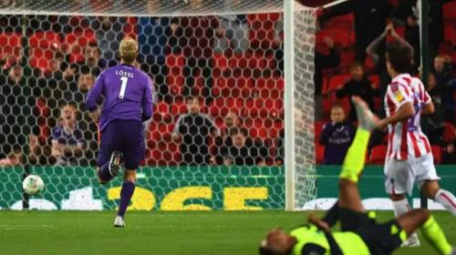 El espectacular autogol desde media cancha nunca antes visto