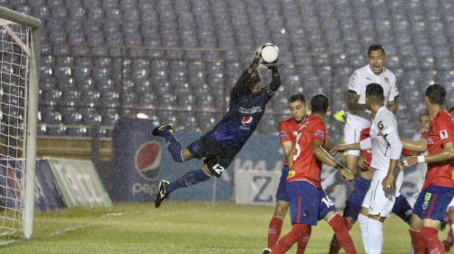 Comunicaciones y Municipal empatan a cero bajo la lluvia
