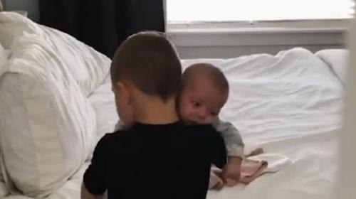 La tierna reacci&oacute;n de un ni&ntilde;o al ver a su hermana llorar
