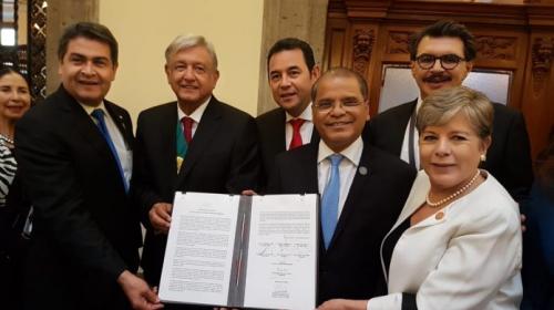 Jimmy Morales firma Plan de Desarrollo Integral con AMLO
