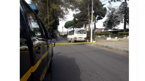 Pasajeros frustran asalto a bus y detienen a delincuentes