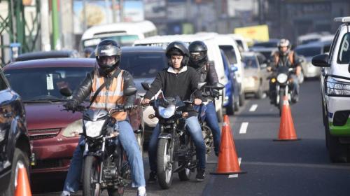 Captan en video a cuatro personas en moto a toda velocidad 