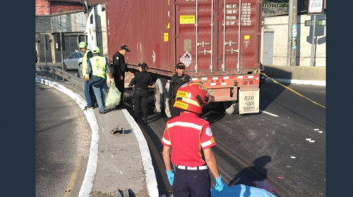 Accidente de moto y tr&aacute;iler complica tr&aacute;nsito en el Perif&eacute;rico