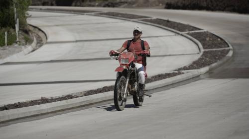 Captan en video a presunto motorista en estado de ebriedad 