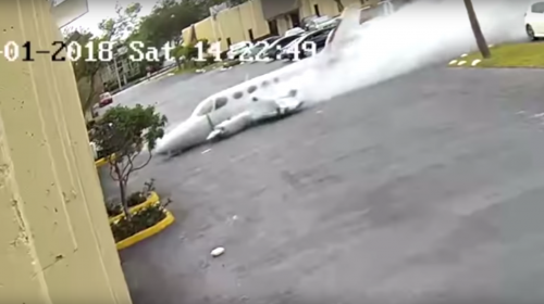 Avión privado se estrella contra centro para niños autistas 