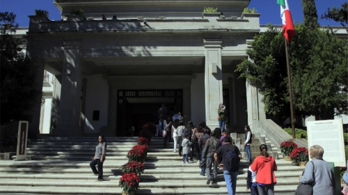 Mexicanos "toman" la casa presidencial que López Obrador rechazó