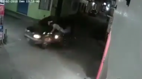 Video: carro no respeta alto, choca a motorista y se fuga