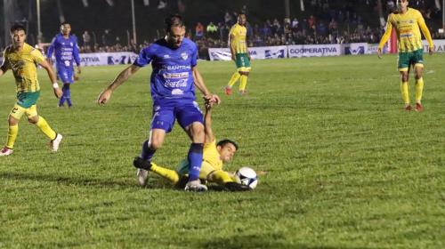 Con polémica, Cobán no pudo en casa ante el campeón Guastatoya
