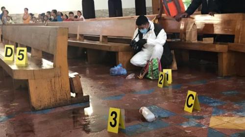 Mujer ataca con &aacute;cido a sacerdote en la catedral de Nicaragua