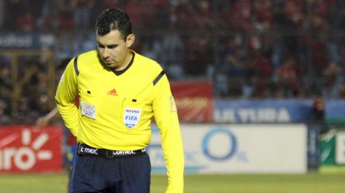 Árbitro suspende el Cobán-Guastatoya tras recibir un botellazo