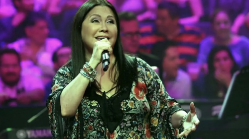 Golpean a Ana Gabriel en el rostro en pleno concierto