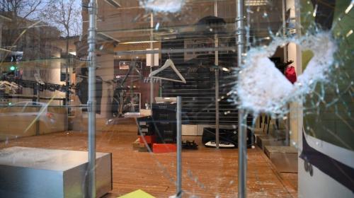 As&iacute; saquean una tienda de Apple durante las protestas en Francia