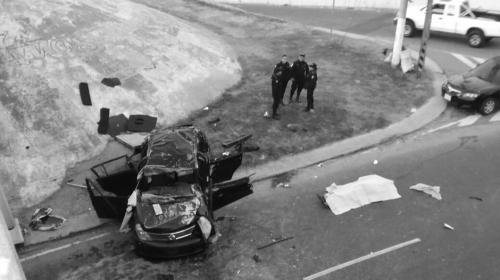 Carro salió volando del puente "El Túnel" en ruta al Pacífico