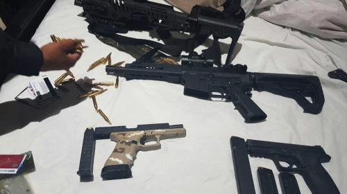 La mujer que ocultaba una fortuna en caja fuerte y un arsenal