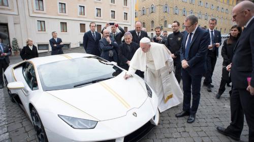 Papa Francisco sortear&aacute; su Lamborghini, cualquiera lo puede ganar