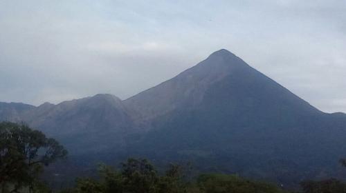 La foto del Volcán Santiaguito que sorprende por ¿un ovni?