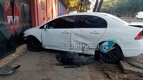 Futbolista de Municipal protagoniza accidente frente a su estadio