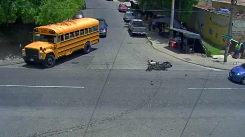 Video: motorista rebasa por la derecha e impacta contra vehículo