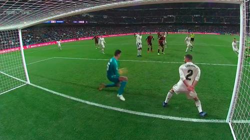 La tremenda doble atajada de Courtois que salvó al Real Madrid