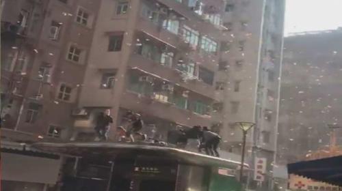 Lanza miles de d&oacute;lares desde un edificio y termina arrestado